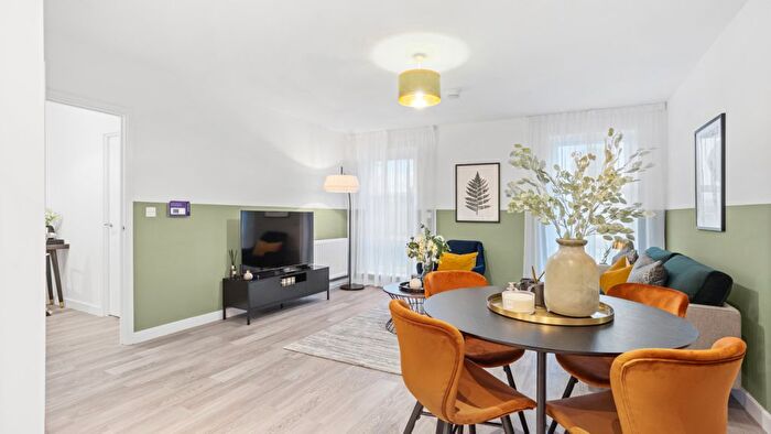 3 Bedroom Flat For Sale In St Albans Rd, Watford, WD25