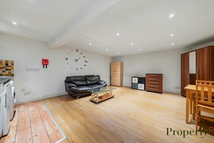 Studio To Rent In Campdale Road, London, N7