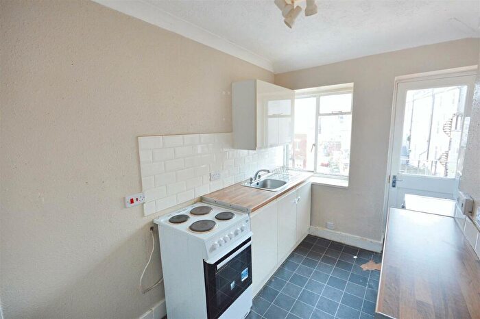 2 Bedroom Flat For Sale In Elms Road, Eastbourne, BN21