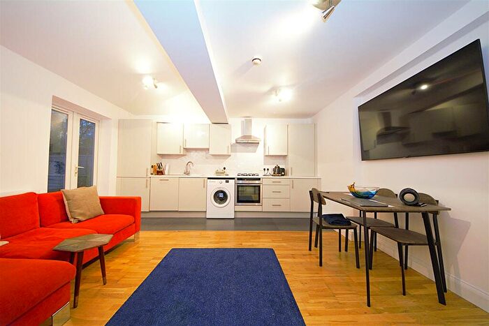 3 Bedroom Flat To Rent In Fortis Green, East Finchley, N2