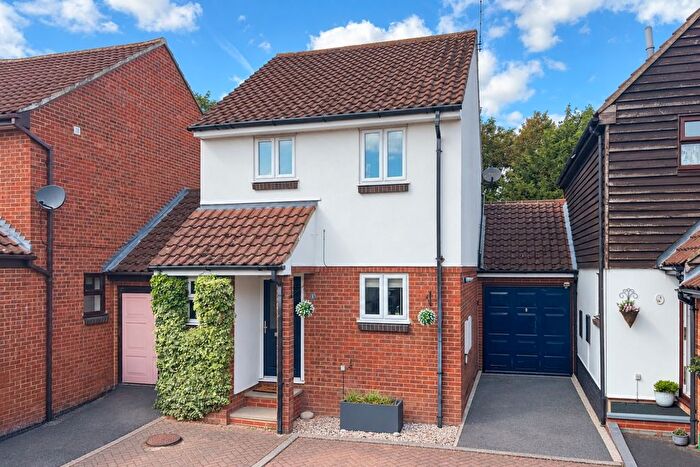 3 Bedroom Link Detached House For Sale In Stratton Mews, Leighton Buzzard, LU7