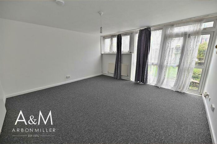 3 Bedroom Flat To Rent In Navestock Crescent, Woodford Green, IG8