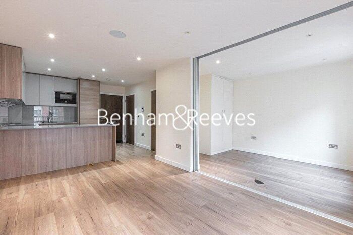 Apartment To Rent In Boulevard Drive, London, NW9