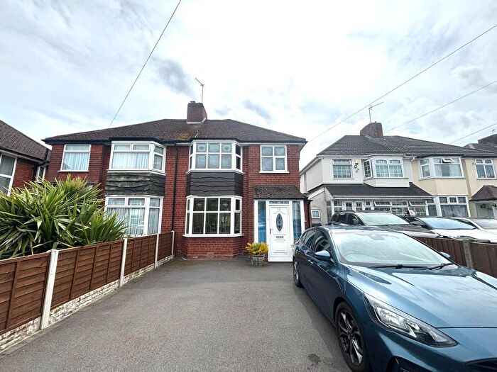 3 Bedroom Semi-Detached House To Rent In Hanbury Croft, Birmingham, B27