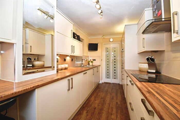 3 Bedroom Semi-Detached House For Sale In Woodleigh Drive, Sutton-On-Hull, Hull, HU7