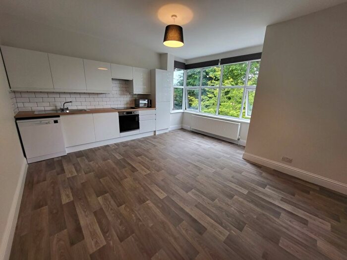 3 Bedroom Flat To Rent In Milton Road, Hanwell, W7