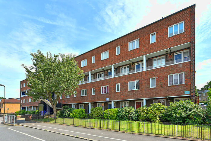 3 Bedroom Flat To Rent In Parkside Estate, Hackney., E9