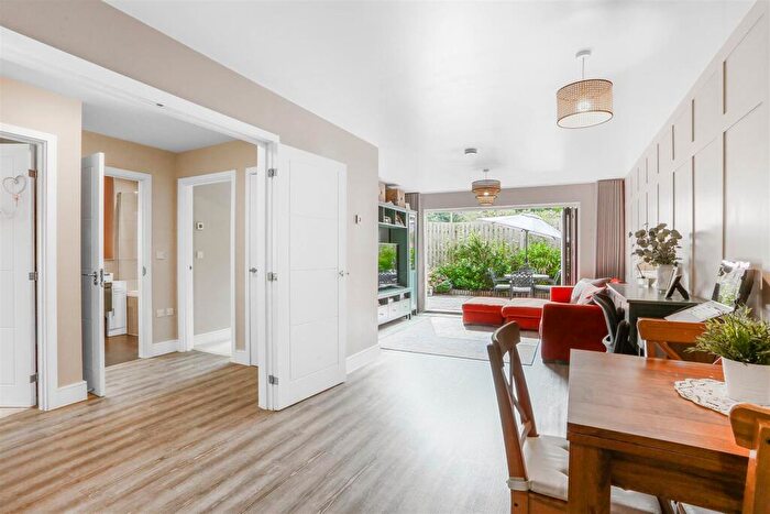 2 Bedroom Flat For Sale In Villers Court, East Ewell, KT17