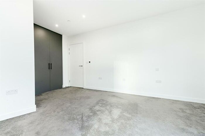 2 Bedroom Apartment To Rent In Coster Avenue, Hackney, N4