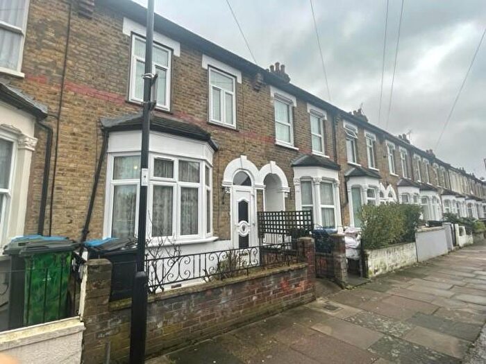 2 Bedroom House To Rent In Lopen Road, Edmonton, N18