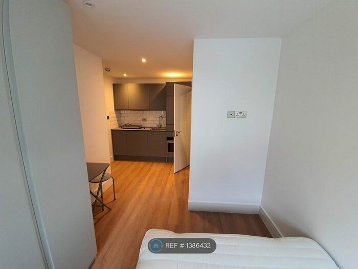 Studio To Rent In Temple Gardens, London, NW11