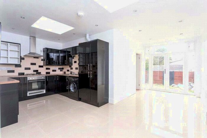 2 Bedroom Apartment To Rent In Hamilton Road, London, NW11