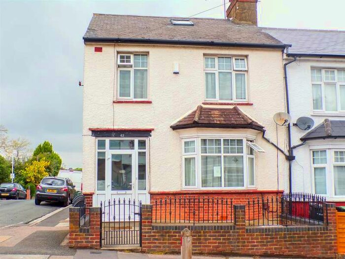 Houses for sale & to rent in DA11 8PB, Bowers Avenue, Painters Ash