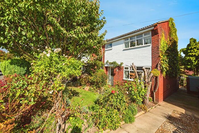 3 Bedroom Detached House For Sale In Silverstone Avenue, Cudworth, Barnsley, S72