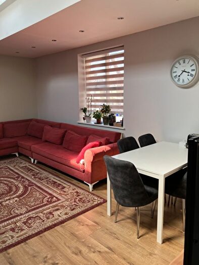 2 Bedroom Flat To Rent In High Street, Hampton Hill, Hampton, TW12