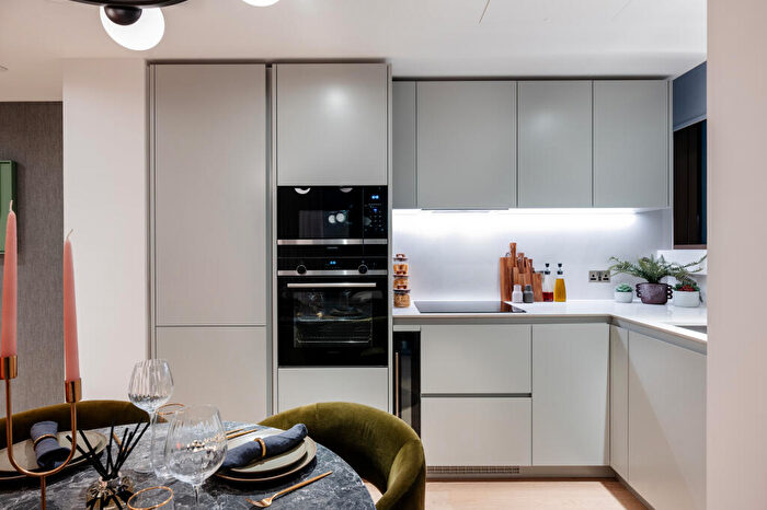 1 Bedroom Apartment For Sale In South Quay Plaza, Canary Wharf, London, E14