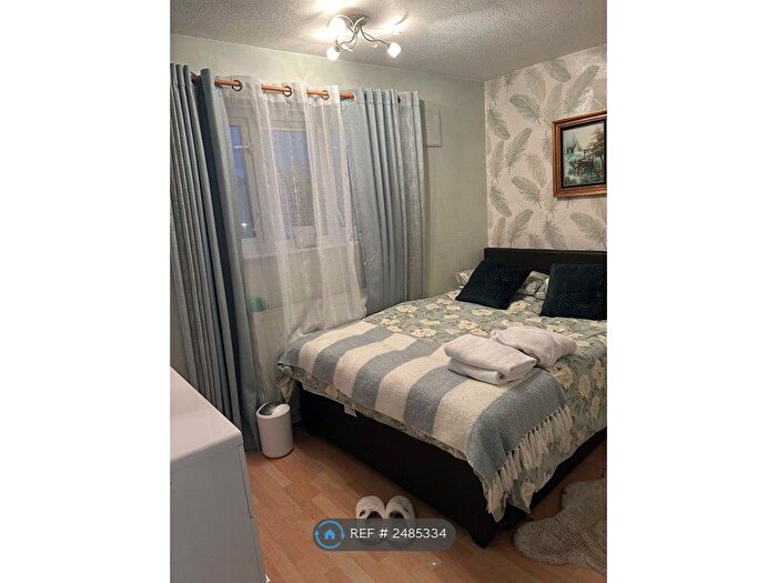 3 Bedroom Flat To Rent In Shakespeare Sq, Hainault, IG6