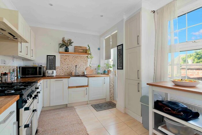 3 Bedroom Flat To Rent In Aylmer Road, Finchley, N2