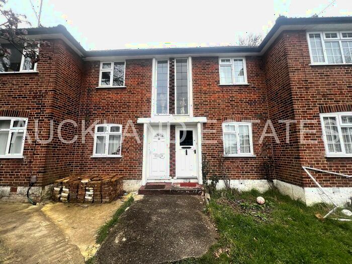 2 Bedroom Maisonette To Rent In Berkeley Court, Southgate, N14