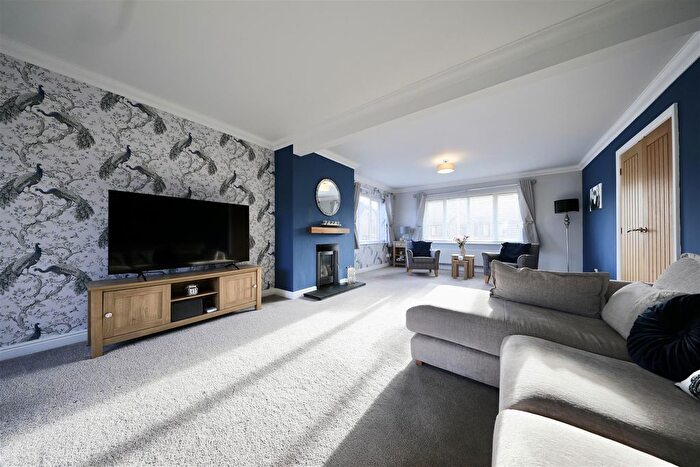 6 Bedroom Detached House For Sale In Hinch Garth, Roos, Hull, HU12