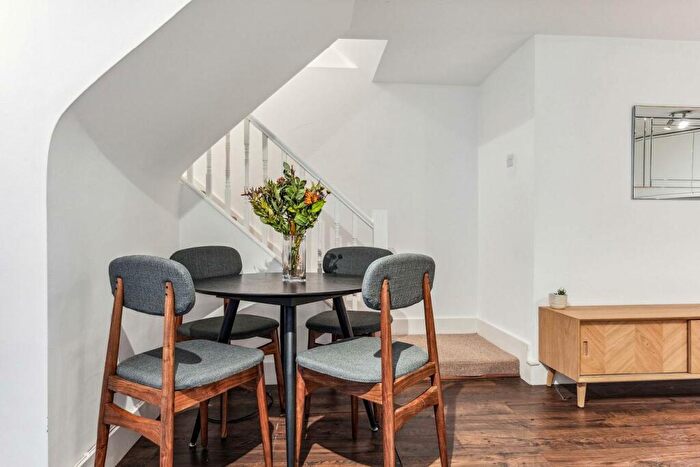 2 Bedroom Flat For Sale In Falcon Road, Battersea, SW11