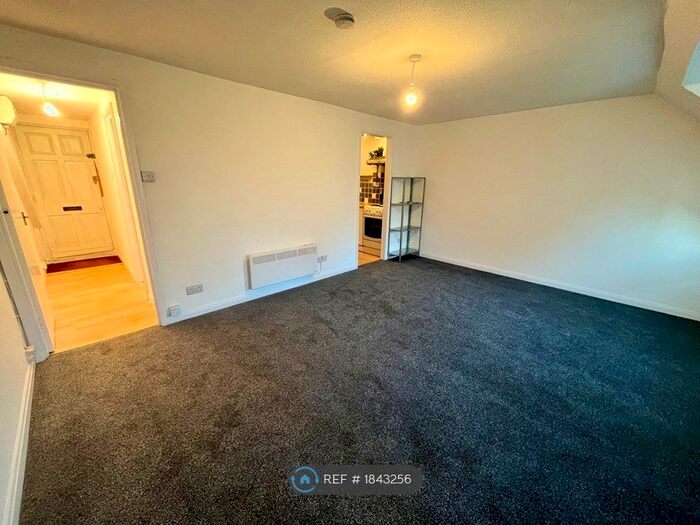 Studio To Rent In Kings Court, West Drayton, UB7