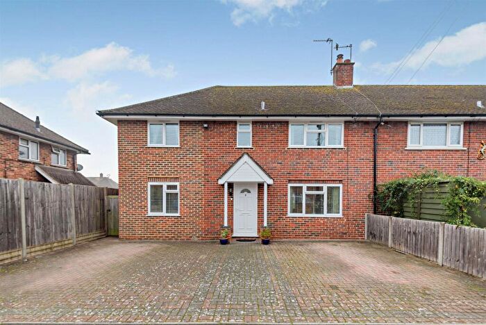 4 Bedroom Semi-Detached House For Sale In Bracken Way, Chobham, Woking, GU24