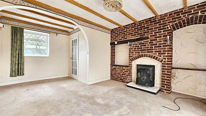 3 Bedroom Semi-detached House For Sale In Dakyn Road, Leicester, LE5