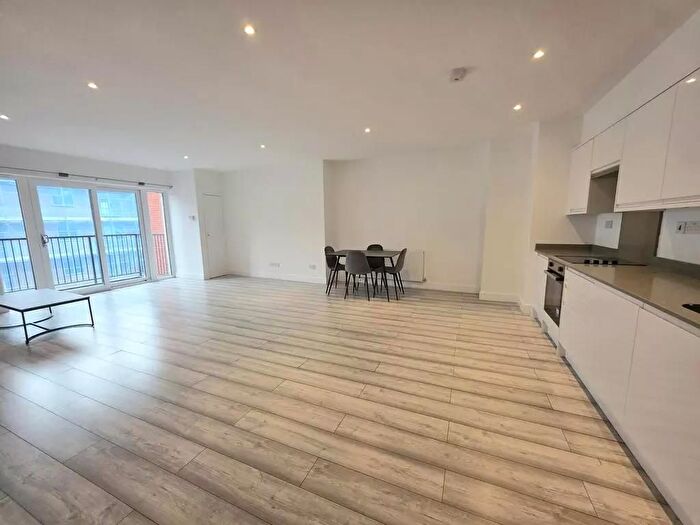 2 Bedroom Flat To Rent In High Street, Hounslow, TW3