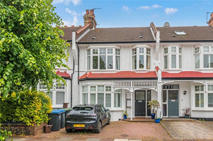 2 Bedroom Flat For Sale In Caversham Avenue, Palmers Green, London, N13