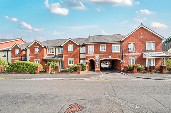 2 Bedroom Flat For Sale In Ackender Road, Alton, Hampshire, GU34