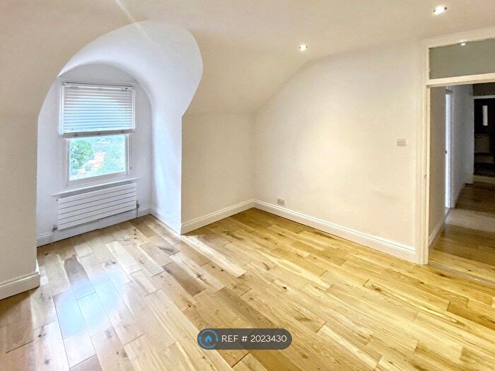 2 Bedroom Flat To Rent In Cintra House, London, SE19