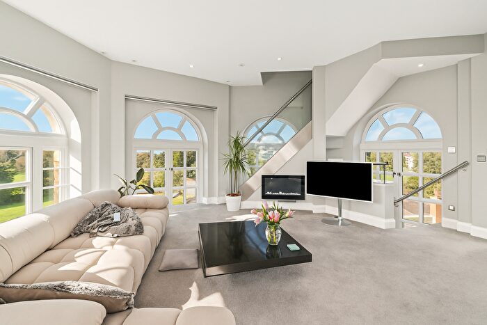 3 Bedroom Flat To Rent In Royal Drive, London, N11