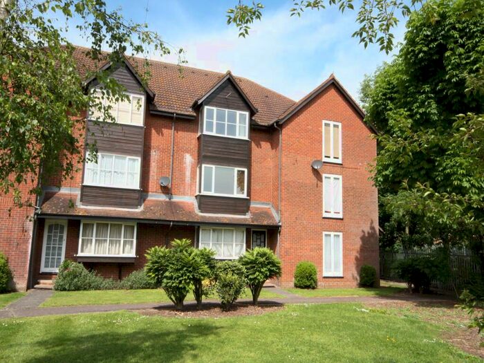 Apartment To Rent In Mahon Close, Enfield, Middlesex, EN1