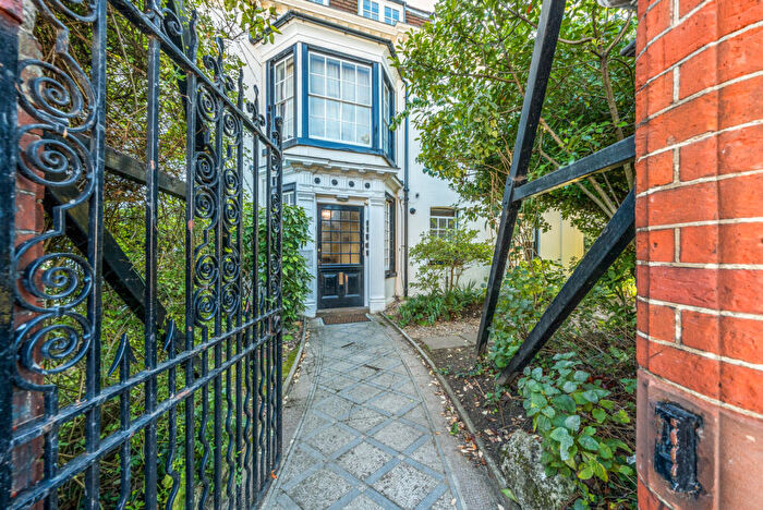 1 Bedroom Flat To Rent In Station Road, Thames Ditton, KT7