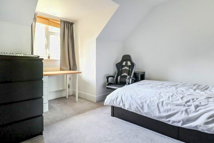 2 Bedroom Flat To Rent In Carlton Road, Harpenden, AL5