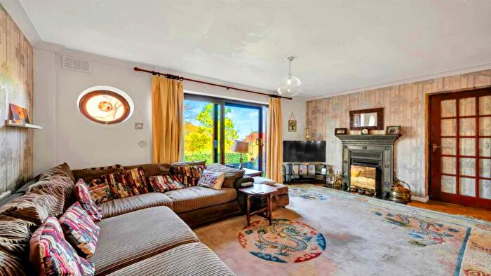 4 Bedroom Semi-Detached House For Sale In Red Lion Lane, Plumstead, SE18