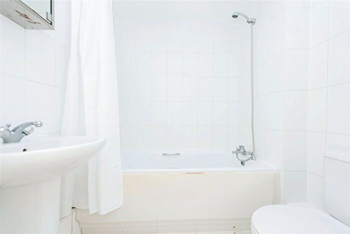 2 Bedroom Flat For Sale In London Road, Kingston Upon Thames, KT2