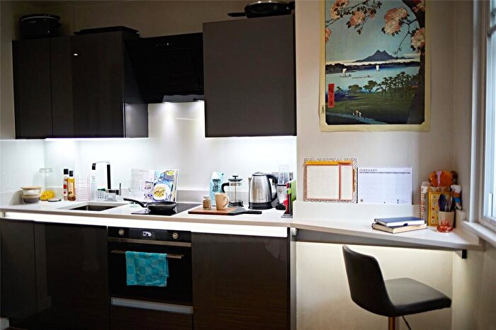 Apartment To Rent In Apt, Cross Street #, M2