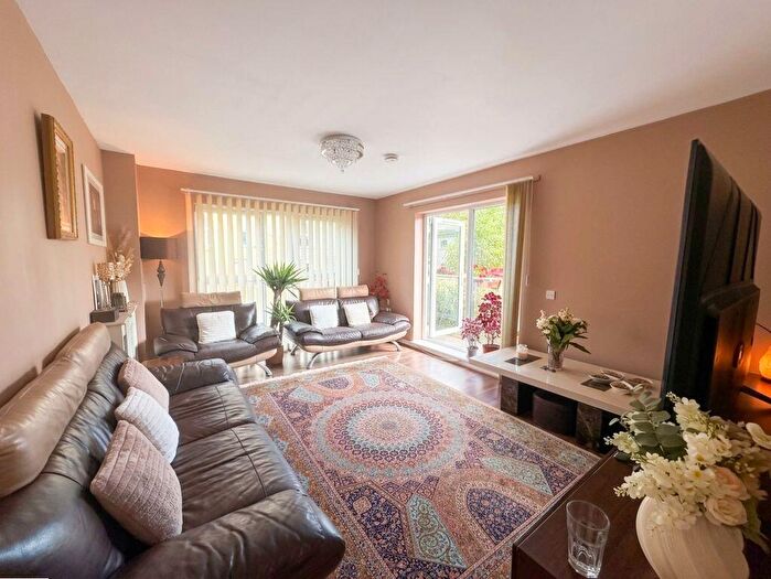 3 Bedroom Apartment To Rent In Laburnham Close, Barnet, EN5