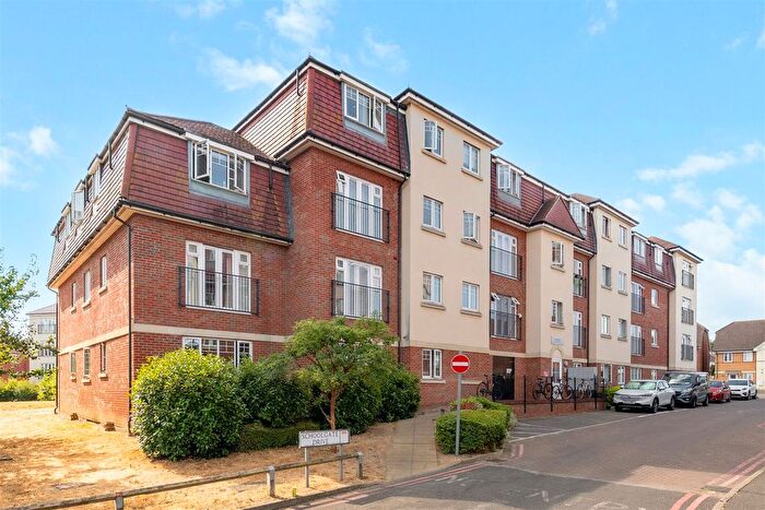 2 Bedroom Flat For Sale In School Gate Drive, Morden, SM4
