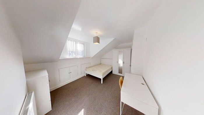5 Bedroom Semi-Detached House To Rent In Clough Road, Sheffield, S1