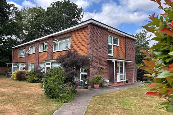 2 Bedroom Ground Maisonette For Sale In Foxes Dale, Bromley, BR2