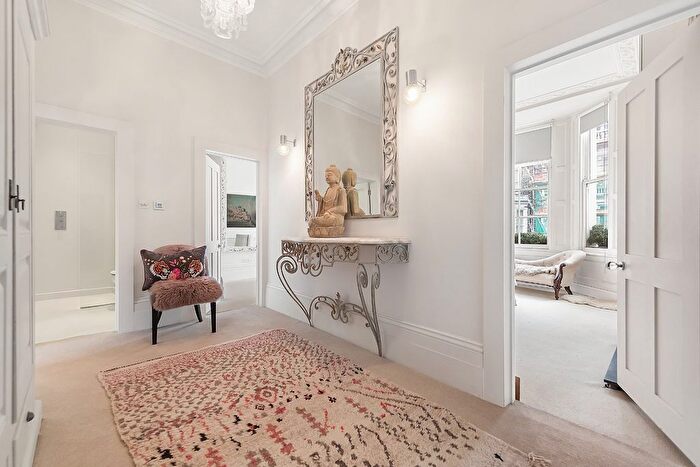3 Bedroom Flat To Rent In Stafford Terrace, Kensington, W8