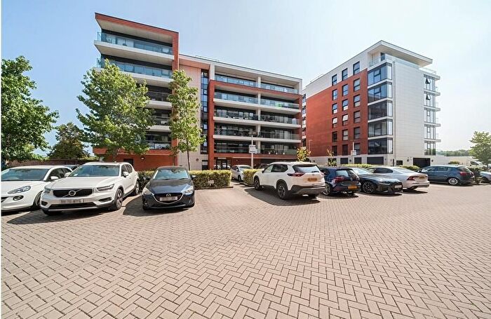 2 Bedroom Flat For Sale In Newbury, Berkshire, RG14