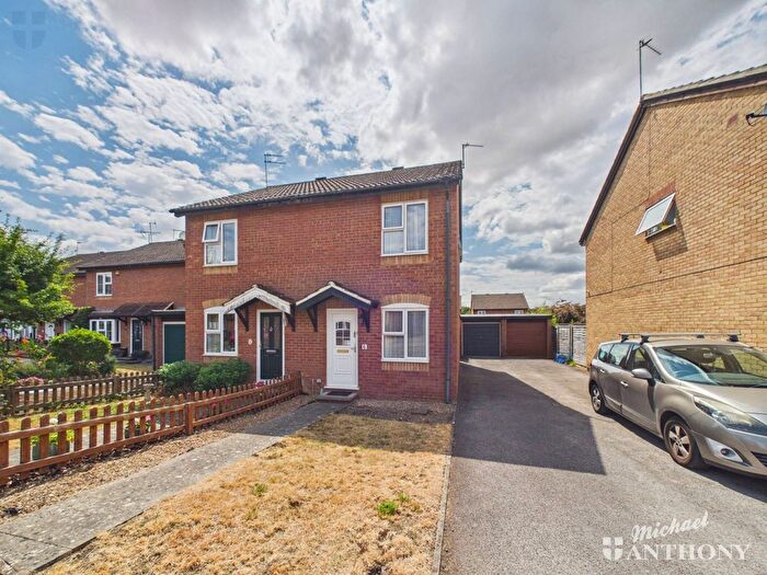 2 Bedroom Semi-Detached House For Sale In Lodden Close, Aylesbury, HP21