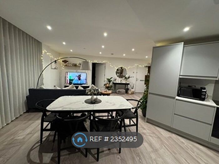 2 Bedroom Flat To Rent In Edgewood Mews, London, N3