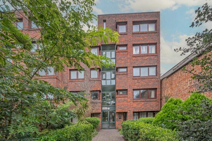 2 Bedroom Flat To Rent In Brighton Road, Surbiton, KT6