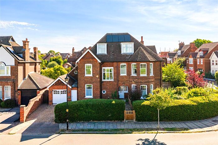 6 Bedroom Detached House For Sale In Pemberley Avenue, Bedford, Bedfordshire, MK40