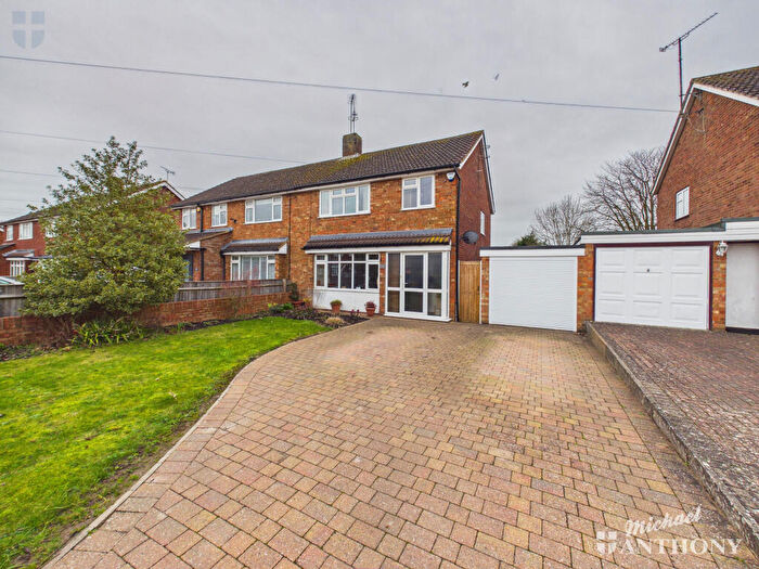 3 Bedroom Semi Detached House For Sale In Bedgrove, Aylesbury, HP21